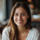 Femme souriante en intérieur lumineux